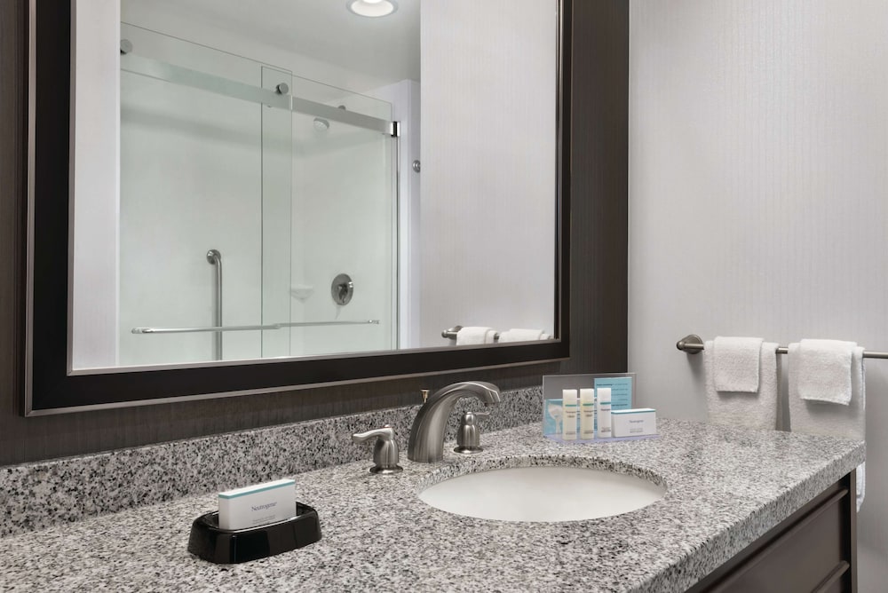 Hampton Inn & Suites Mishawaka South Bend at Heritage Square - photo 38