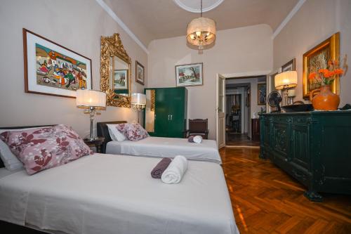 Large Three Bedroom Center of Old Town