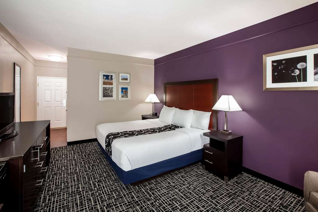 La Quinta Inn & Suites by Wyndham Lubbock North - photo 14