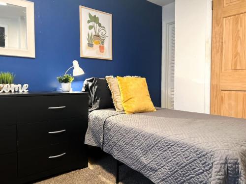 House 4 Beds plus Sofa Bed Sleeps 7 Big Driveway — 4-Star Luxury Hotel in Indianapolis, United States