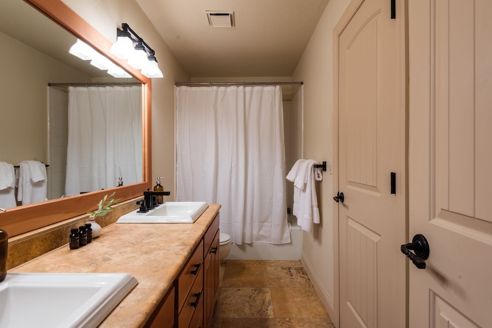 Picasso by Avantstay Artist's Mountain Escape w Hot Tub & Views - photo 19