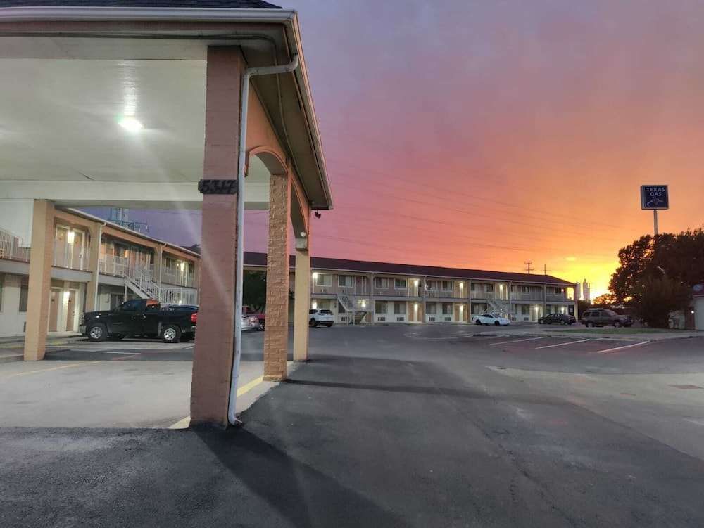 Great Western Inn & Suites Saginaw - photo 11