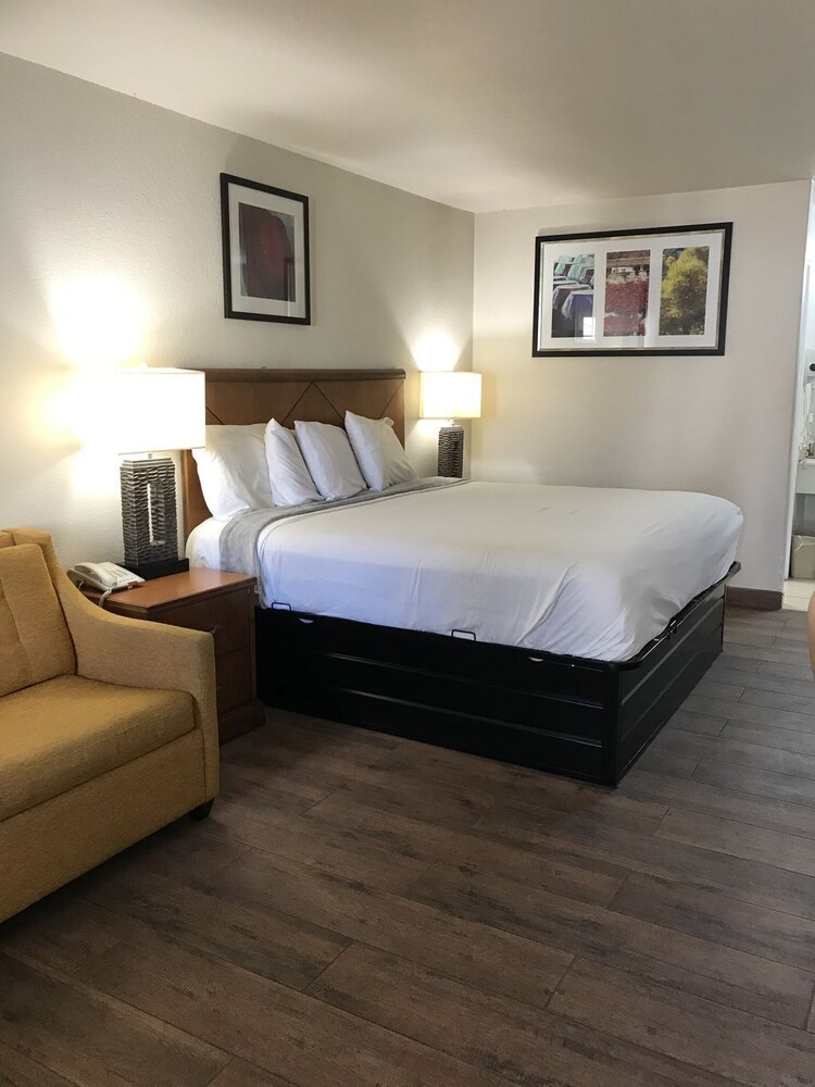 Cedar Creek Inn - photo 7
