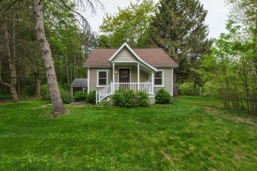 Woodlands Beautiful Outdoor Living Space nestled into the woods Great getaway in Fennville, United States