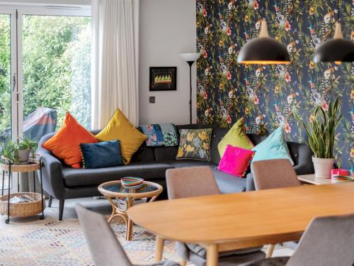 Spacious Family Oasis Explore with Ease Pass the Keys — hotel in Leatherhead
