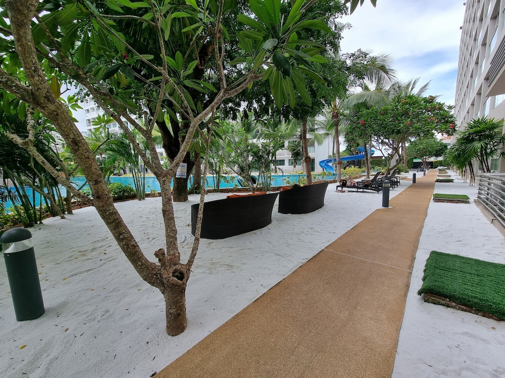 Pool Access View Laguna Beach Resort 3 Condo in Pattaya, Thailand