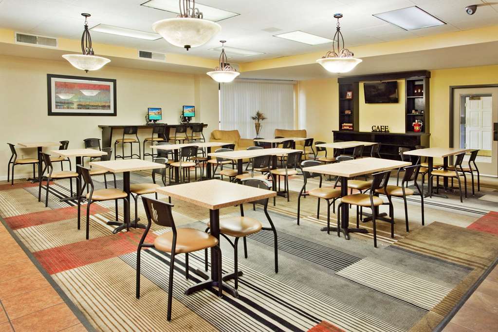 La Quinta Inn & Suites by Wyndham Memphis Airport Graceland - photo 43
