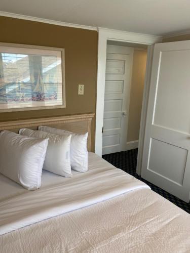The Admiral Hotel Motel - photo 90
