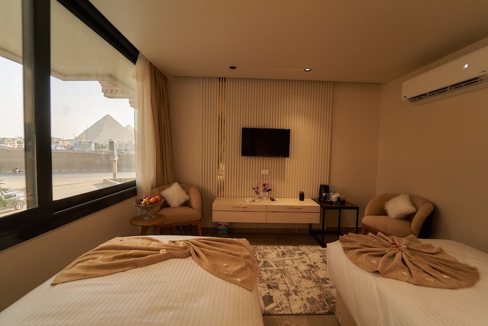 Gold’s Pyramids Hotel