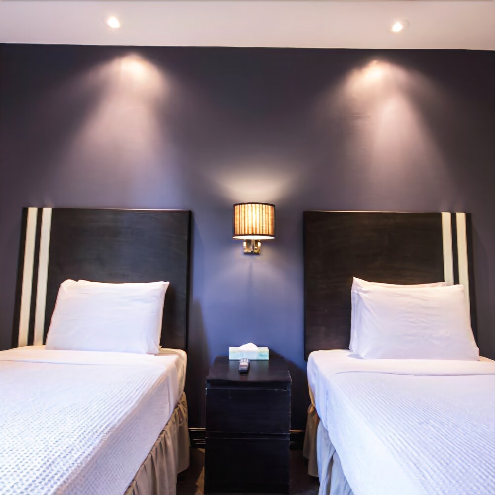 The Broadway Hotel and Hostel - photo 18
