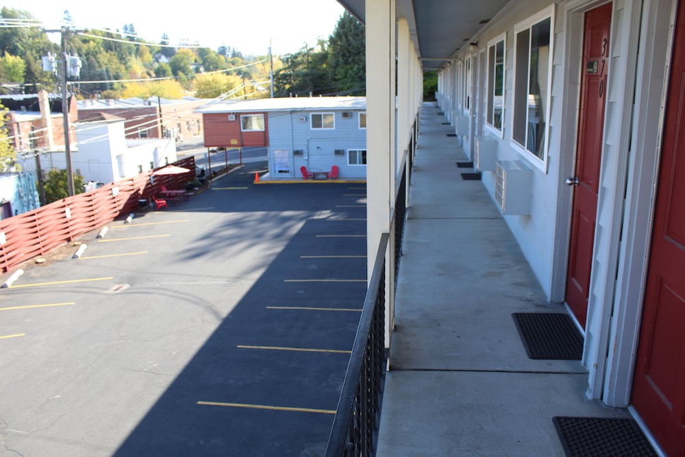 Cougar Land Motel - photo 47