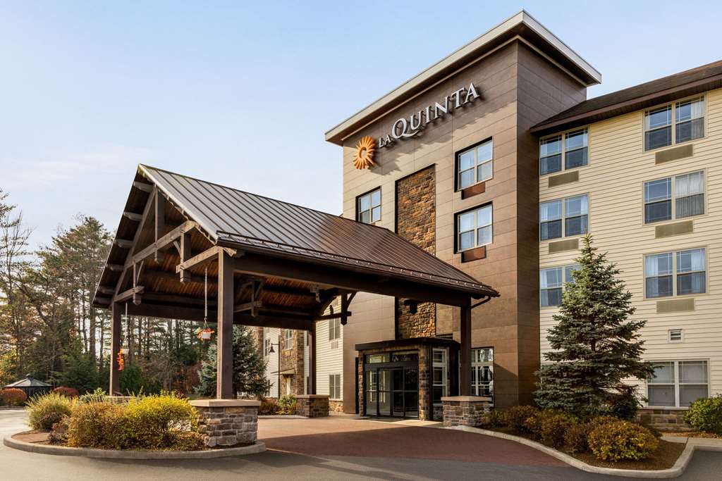 La Quinta Inn & Suites by Wyndham Lake George - photo 5