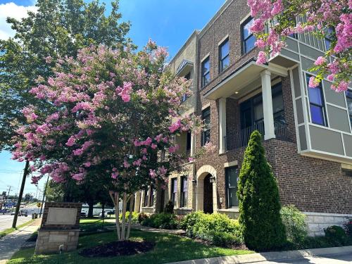 The Painted Muse I Stylish 3Br With Rooftop Hot Tub In East Nashville — eco-hotel in Nashville