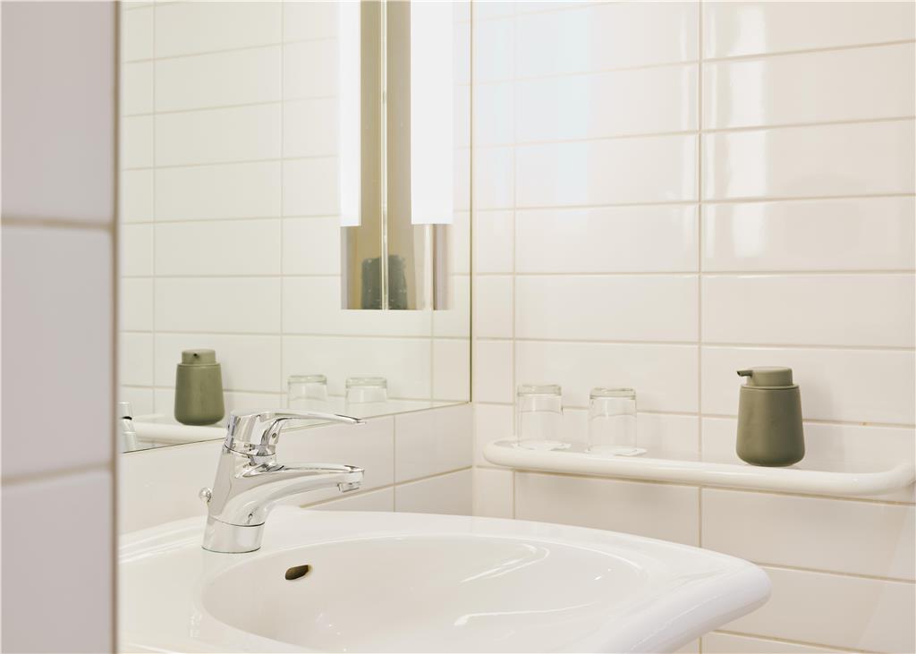 Wheelchair-accessible washbasin