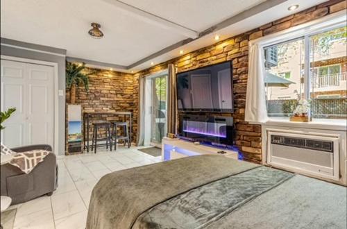 Private Studio Suite with Separate Entrance & Backyard Quiet Brooklyn Stay — 4-Star Luxury Hotel in Brooklyn, United States