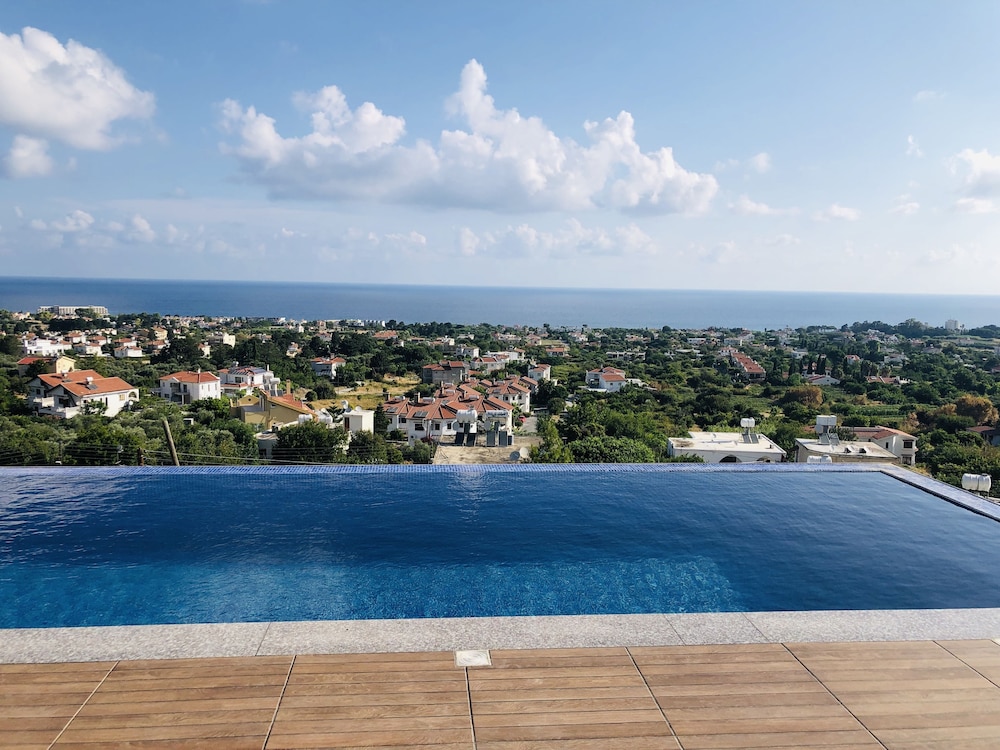 Ultra Lux Sea View Villa in Kyrenia — 4-Star Luxury Hotel in Kyrenia, Cyprus