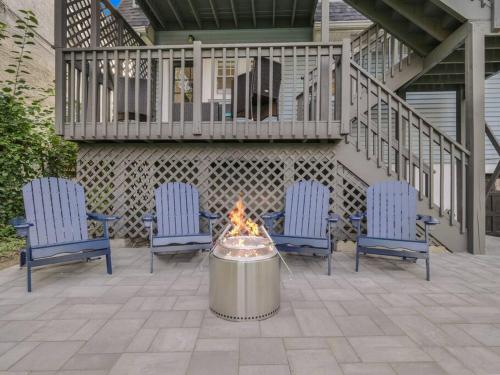 MidCentury Mod Suite Hudson River Mt Beacon Views — 4-Star Luxury Hotel in Newburgh, United States