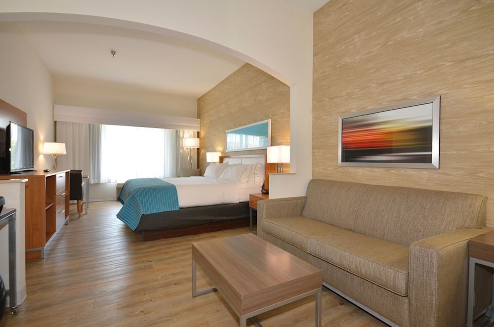 Holiday Inn Express & Suites Farmington by IHG - photo 18