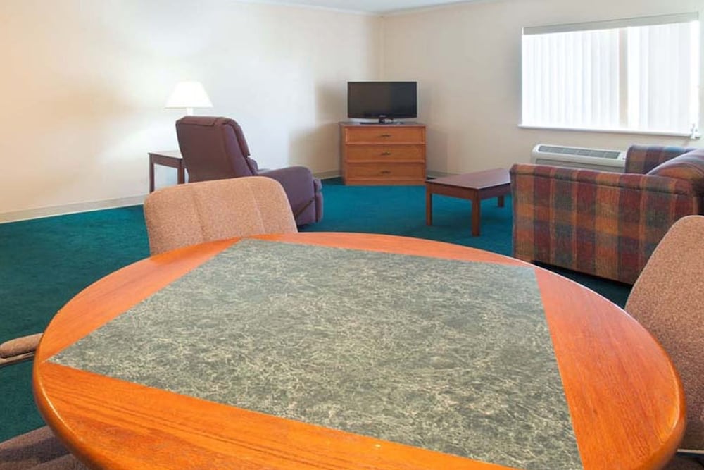 Norwood Inn & Suites by BlissPoint Post Rd Indianapolis - photo 43
