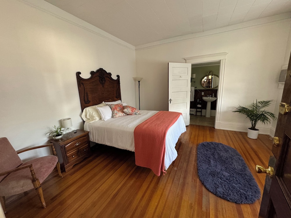 The Boho Buffalo Inn - photo 17