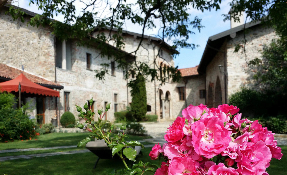 Castello di Cernusco Lombardone pet-friendly hotel Cernusco Lombardone