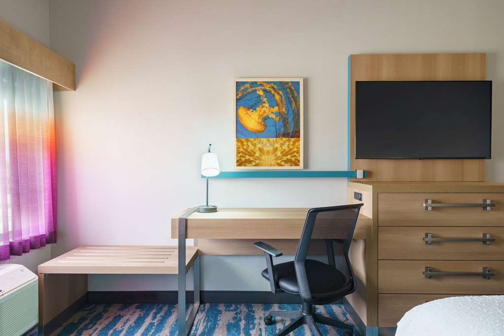 La Quinta Inn & Suites by Wyndham San Antonio Seaworld LAFB - photo 19