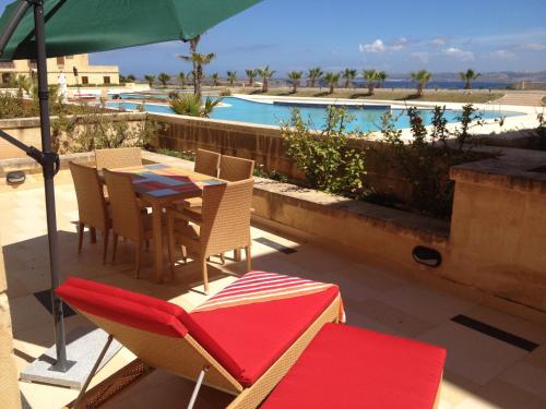 Fort Chambray Sea View Apartment with Pool — 4-Star Luxury Hotel in Ghajnsielem, Malta