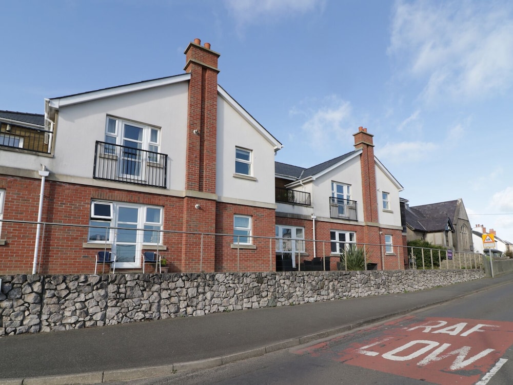 Bay View - carbon neutral hotel in Benllech