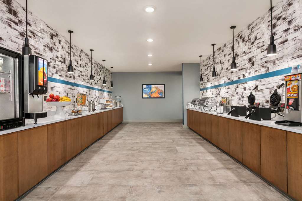 La Quinta Inn & Suites by Wyndham College Station North - photo 35