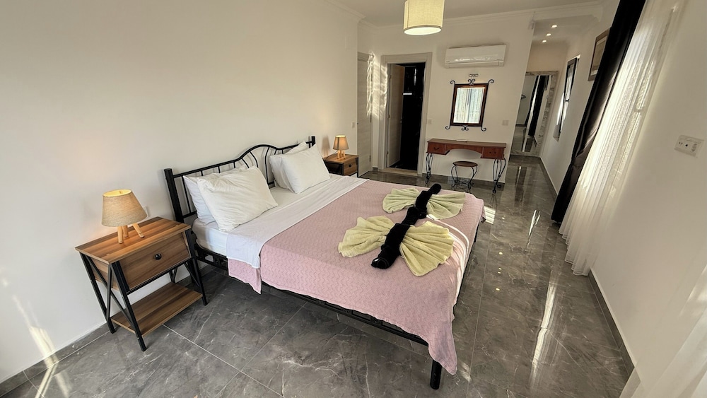 Villa Sleeps 9 Parking Pool Bbq Hot tub Pets — Dalyan — photo 2