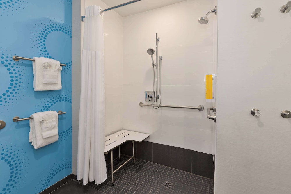 Tru By Hilton Comstock Park Grand Rapids - photo 20