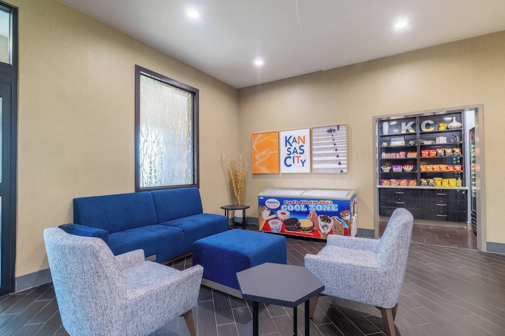 Holiday Inn Express and Suites Kansas City Airport by IHG - photo 62