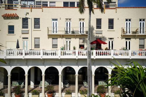 Palm Beach Hotel With Juliette Balconies 2 Blocks From Beach Historic Landmark — Palm Beach