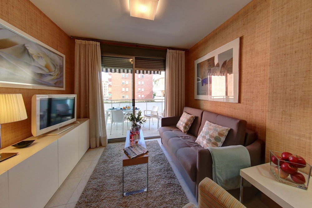 Maldivas Planet Costa Dorada — 4-Star Luxury Hotel in La Pineda, Spain