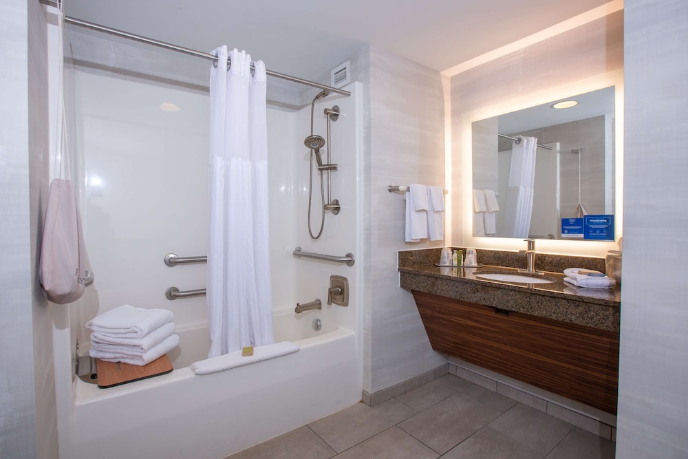 DoubleTree by Hilton Bay City Riverfront - photo 41