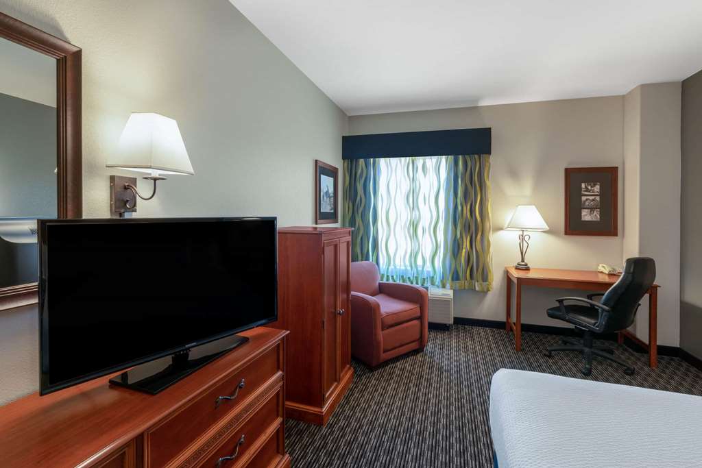 La Quinta Inn & Suites by Wyndham Rifle - photo 8