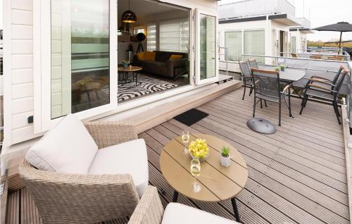 2 Bedroom Stunning Ship In Aalsmeer — 4-Star Luxury Hotel in Aalsmeer, Netherlands