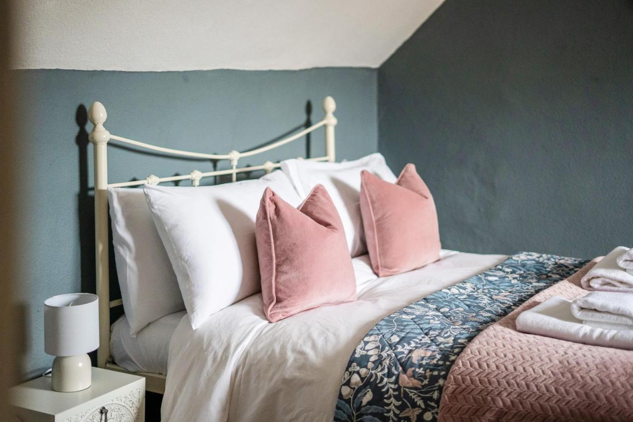 Moreton High Street Sleeps 10 with private garden — 4-Star Luxury Hotel in Moreton In Marsh, United Kingdom