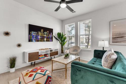 Sanctuary Family Friendly 3 Bed Oasis — 4-Star Luxury Hotel in Apollo Beach, United States