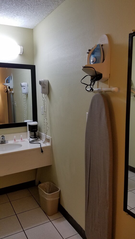 Economy Inn - photo 18