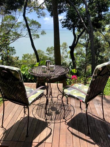 Gunnadoo Holiday Hut With Ocean Views And Jacuzzi — Port Douglas