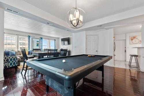 Oversized Family Beach Block Duplex with Game Room — 4-Star Luxury Hotel in Atlantic City, United States