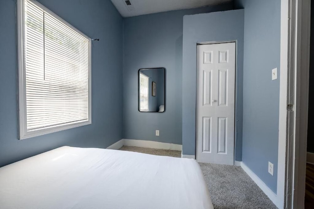 Affordable Quaint Retreat 5 Mins to Downtown in Indianapolis, United States