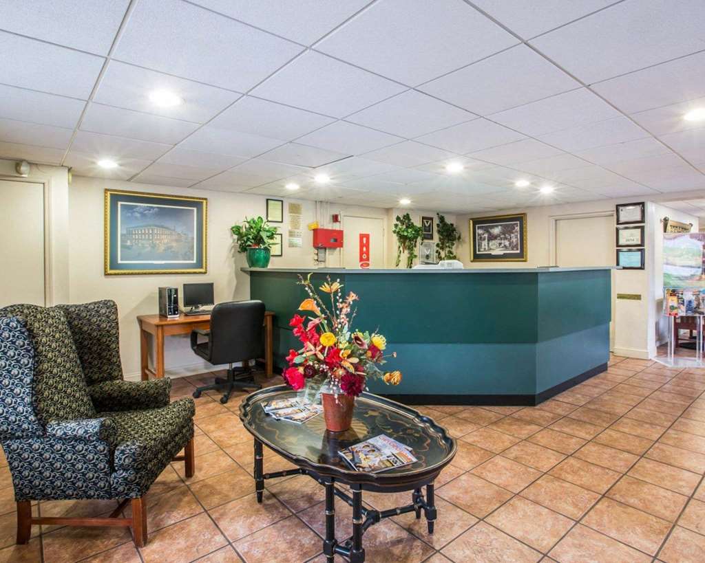 Econo Lodge Inn & Suites Columbus near Fort Benning - photo 8