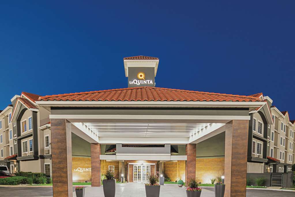 La Quinta Inn & Suites by Wyndham Fort Worth North - featured photo