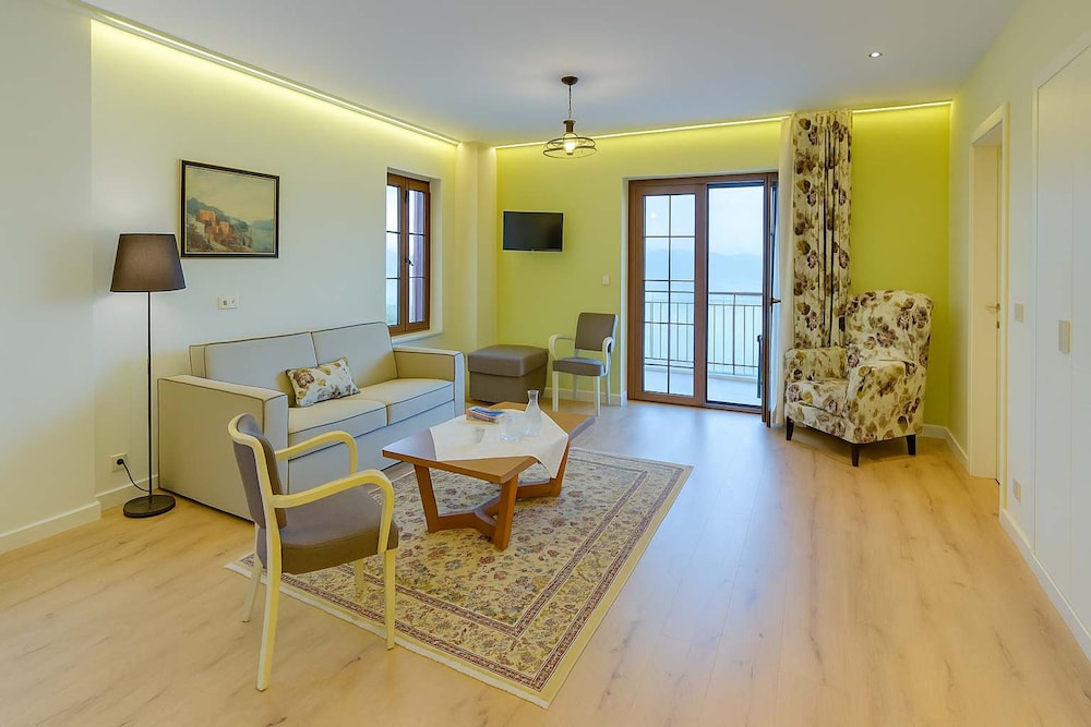 Arktos Hotel Deluxe Suite With Lake View in Ioannina, Greece