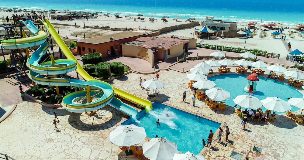 Green Leaves Aqua Park Beach Resort North Coast — hotel in Al Hammam
