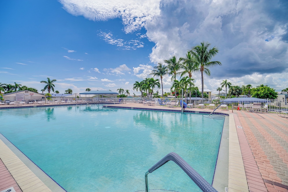 Ocean Access Mini Golf Pools Jensen Beach Gem — Jensen Beach
