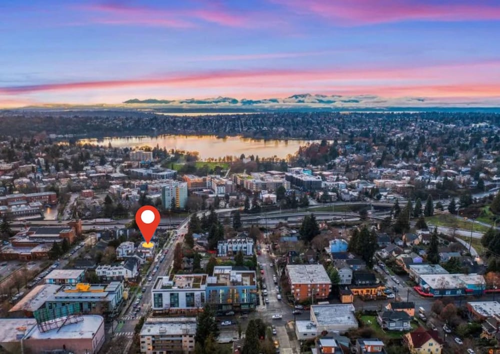 3Br 2.5Ba Rooftop View Green Lake Hideaway - photo 6
