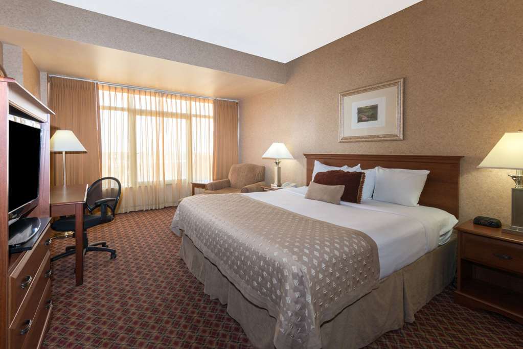 Ramada Hotel & Convention Center by Wyndham Topeka Downtown - photo 7